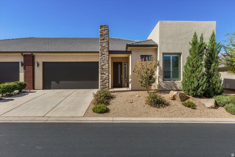 Photo of 1205 W GRAYSON DR, Saint George, UT 84790 (MLS # 2179994)