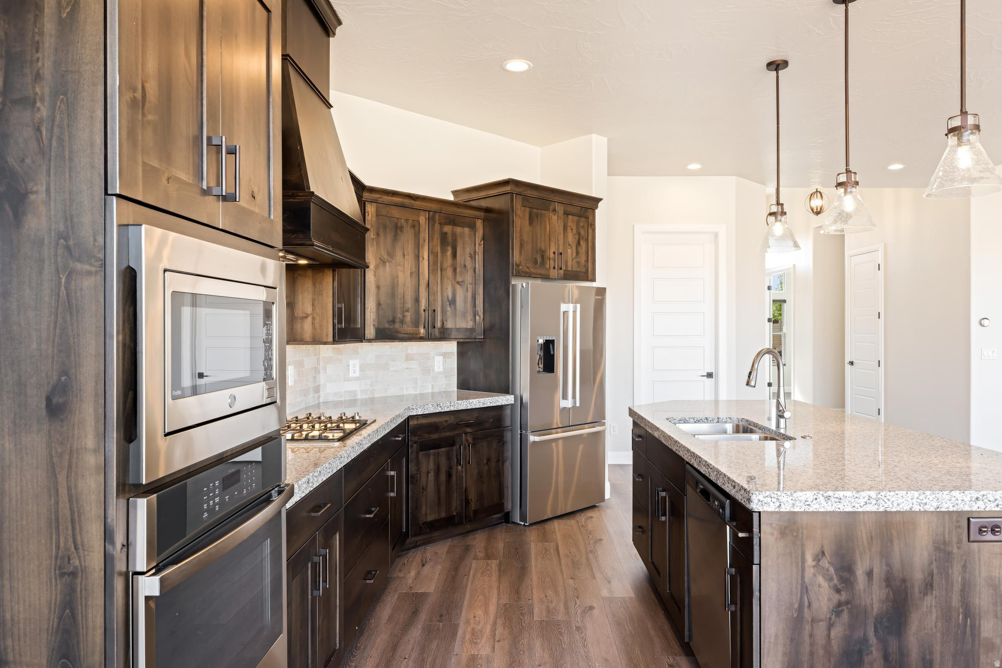 LEDGES OF ST GEORGE WHITE ROCKS PH 6 - Residential