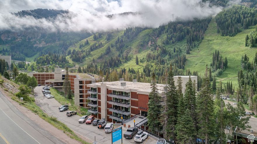 Fantastic studio/bedroom in The Inn.  Easy access to the ski slopes.  Private storage, ski lockers.  Amazing slope and canyon views.