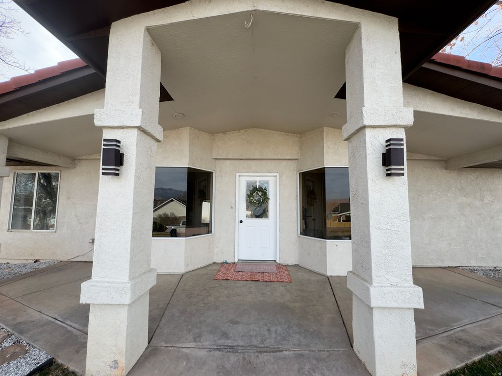 Photo of 1040 E FORT PIERCE DR N, Saint George, UT 84790 (MLS # 2137100)