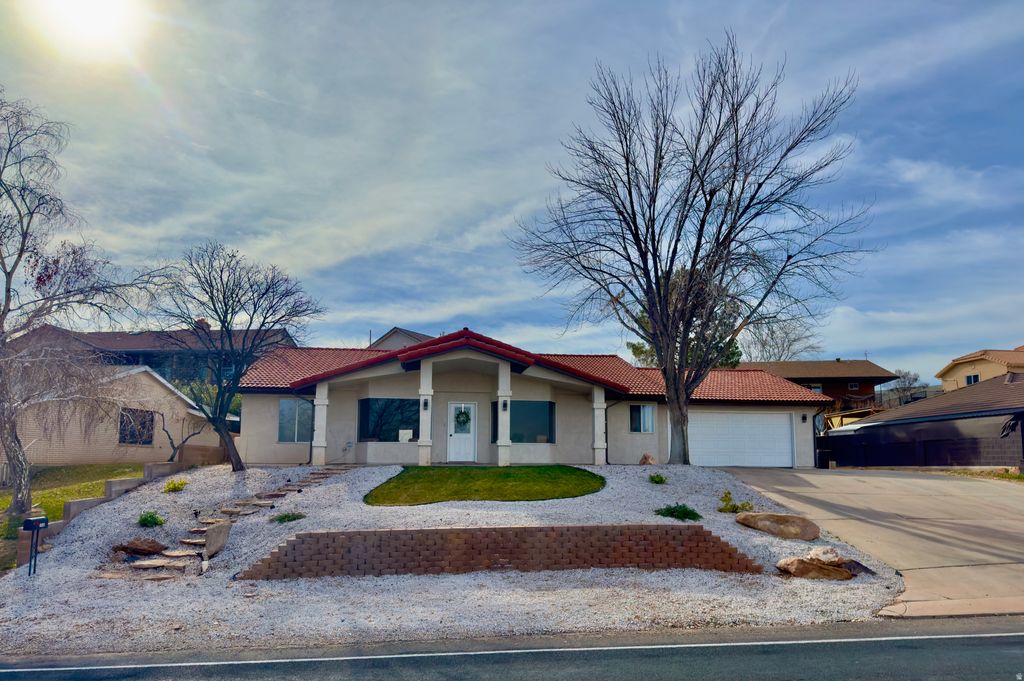 Photo of 1040 E FORT PIERCE DR N, Saint George, UT 84790 (MLS # 2137100)