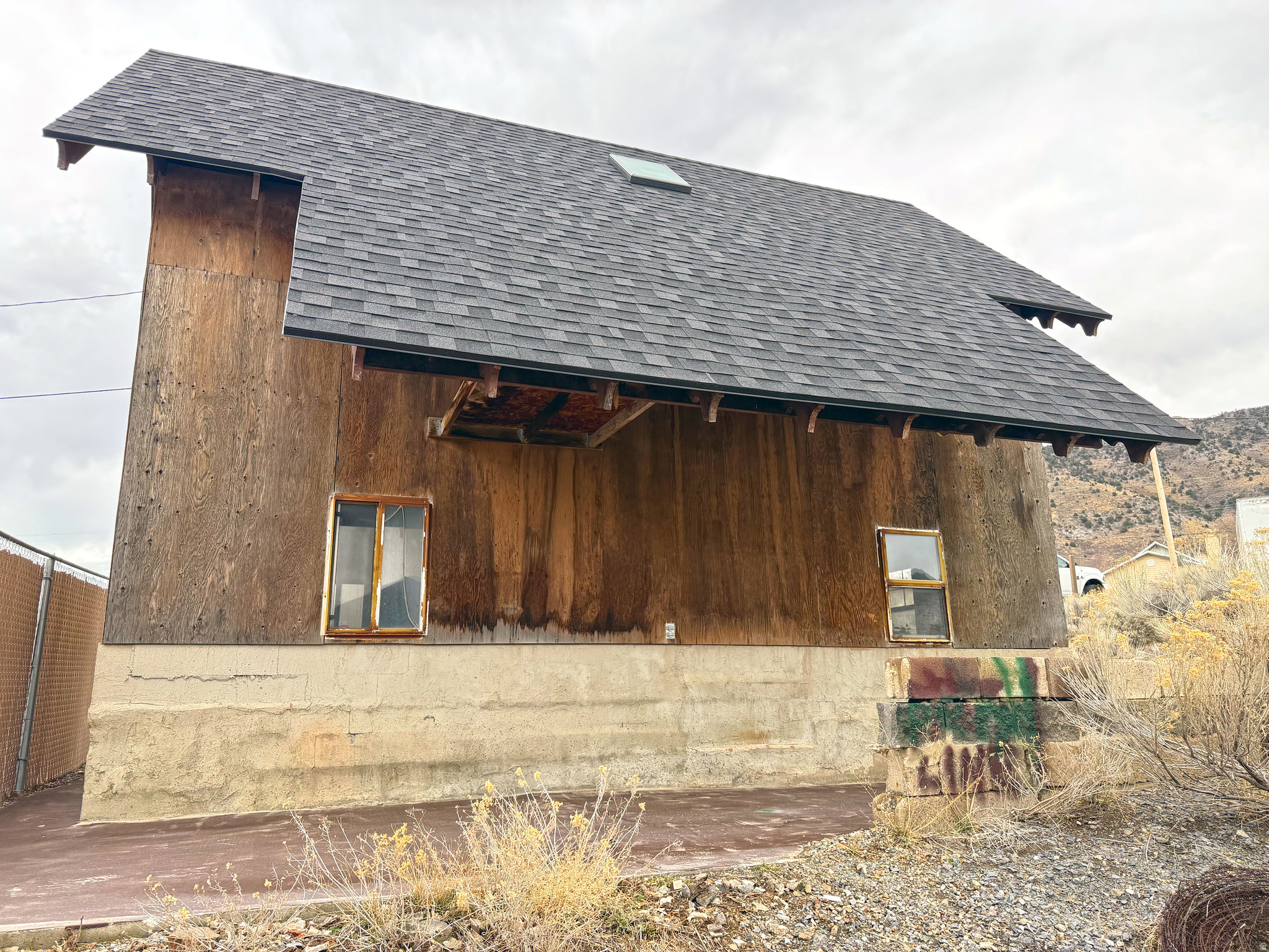 Main image without alt text