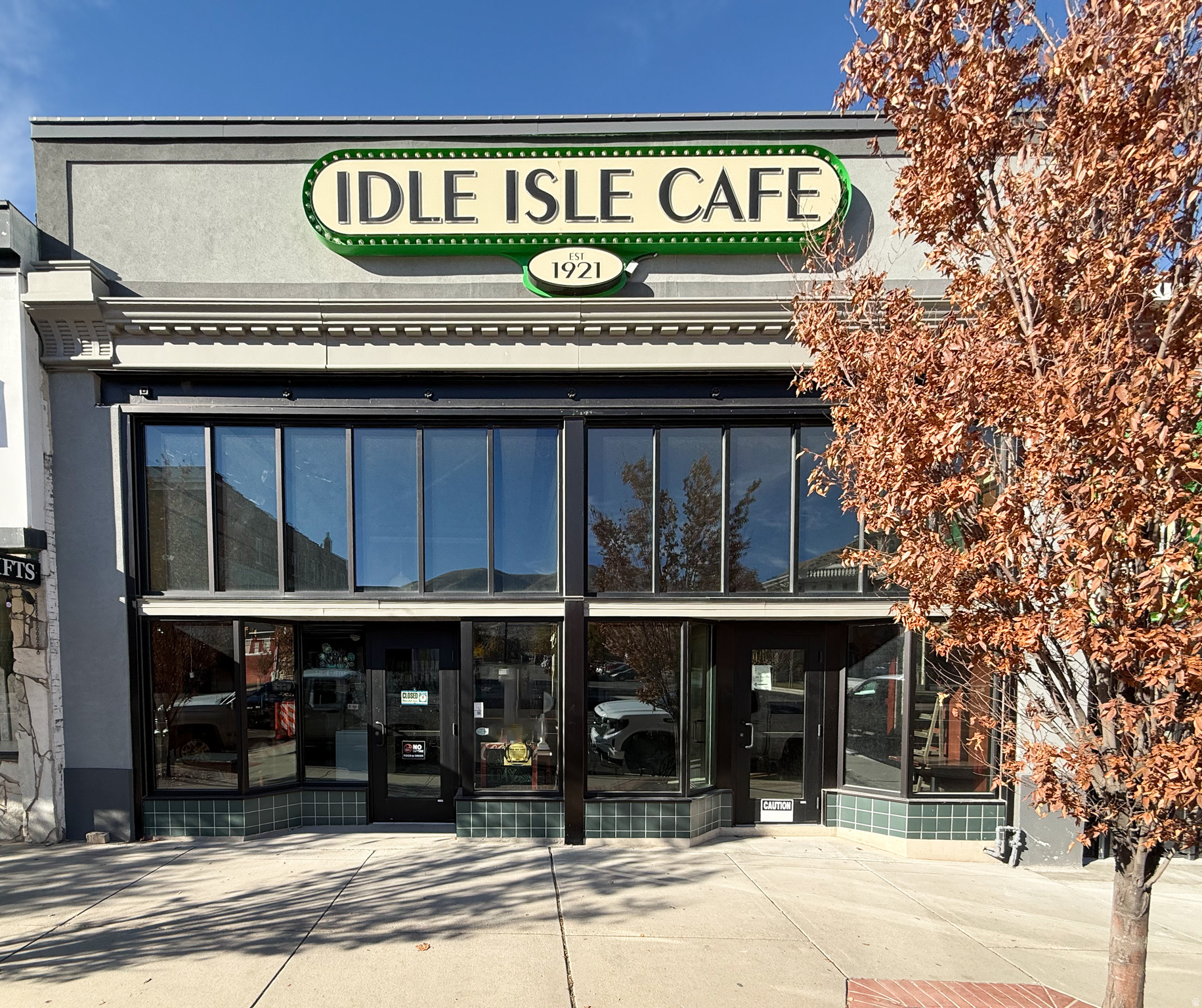 Main image without alt text