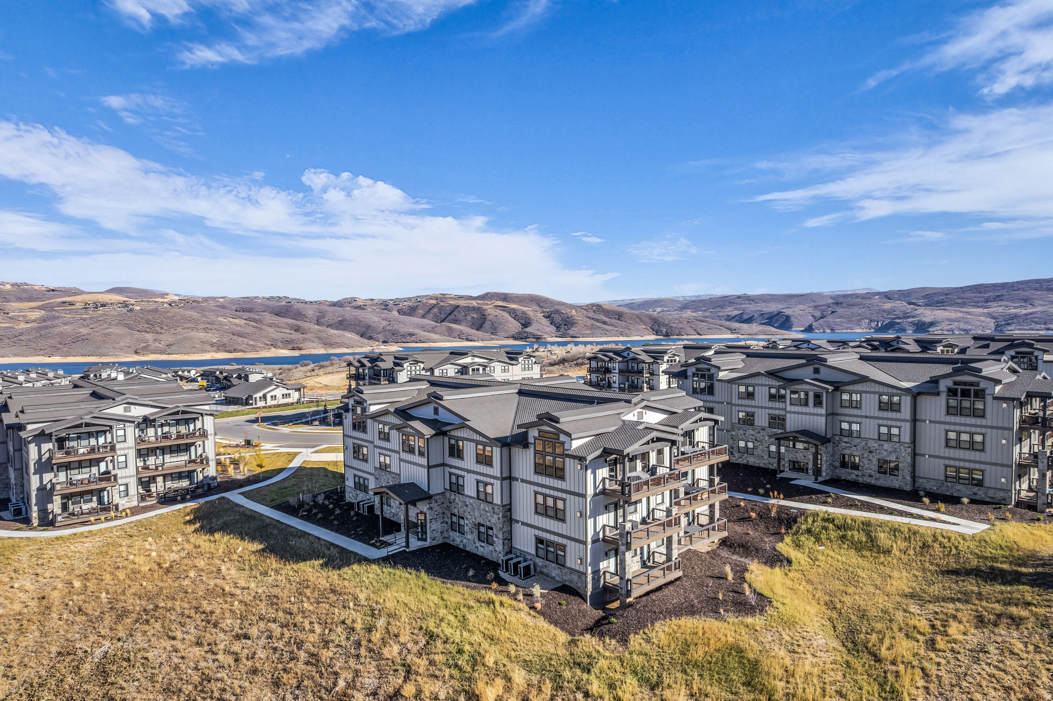 MAYFLOWER LAKESIDE - Residential