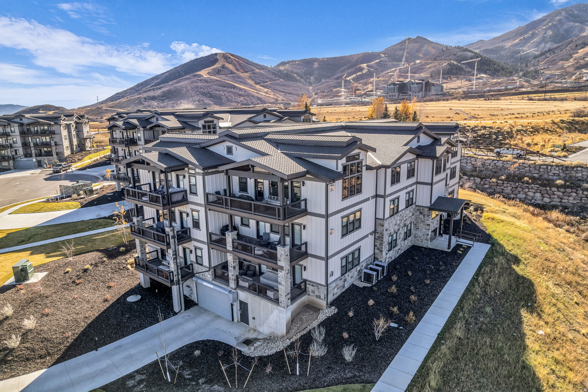 MAYFLOWER LAKESIDE - Residential