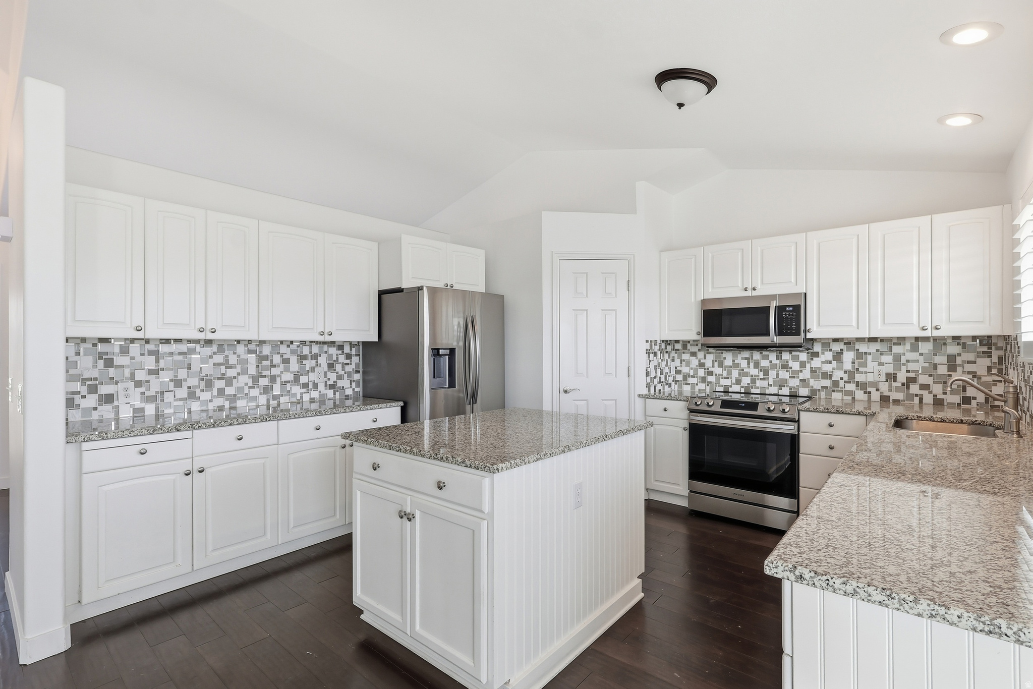 CAPITAL ESTATES - Residential