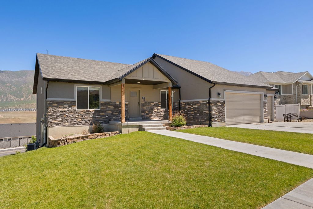Photo of 1043 VALLEY VIEW DR, Santaquin, UT 84655 (MLS # 2164074)