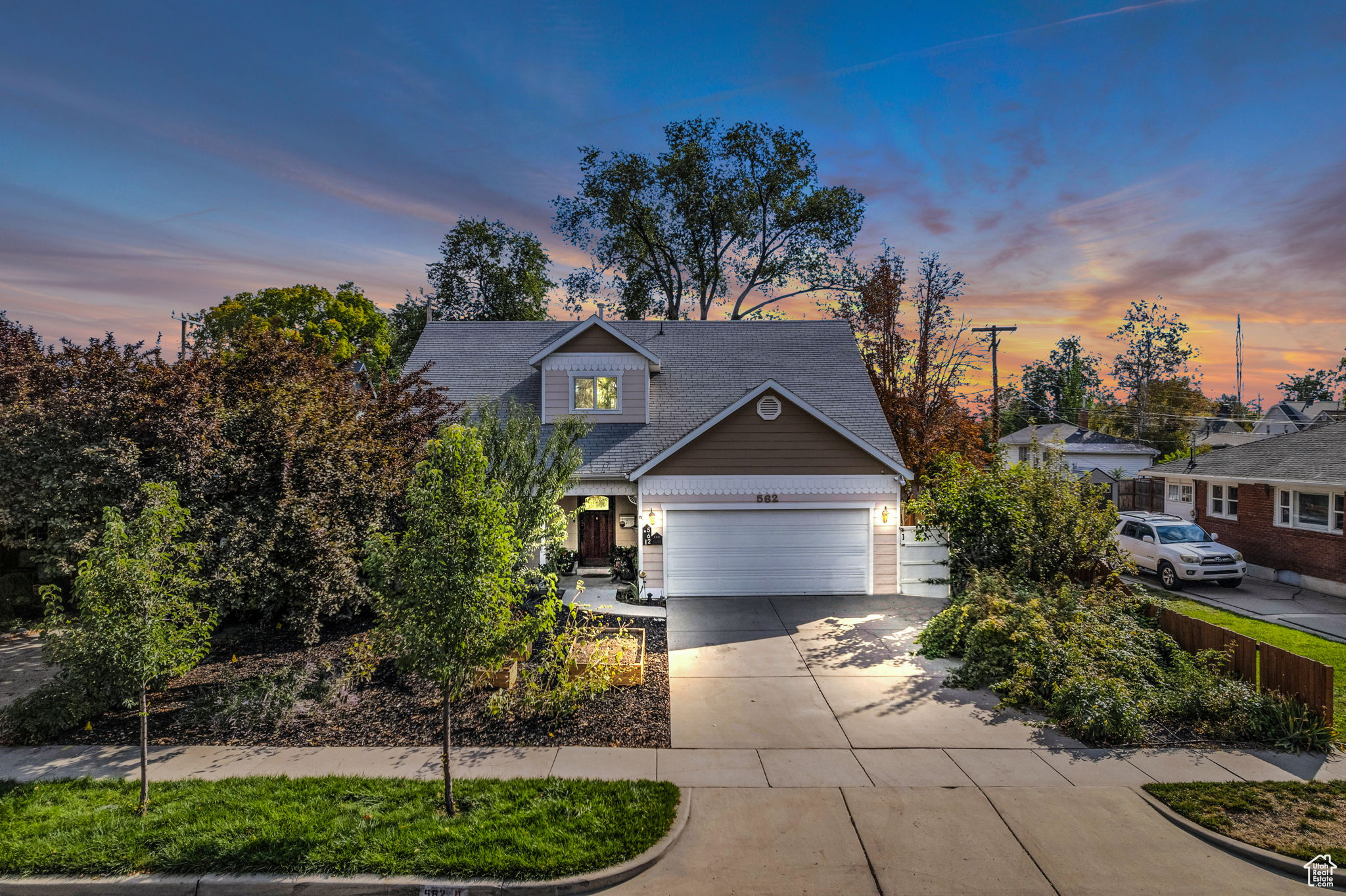 Beautiful 2007-built home with an open, spacious floor plan, featuring the primary suite on the main floor. Ideally located near shopping, dining, and transit. Modern comfort in the heart of Salt Lake City!