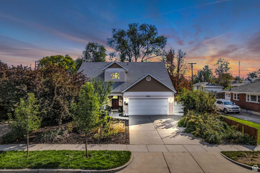 Beautiful 2007-built home with an open, spacious floor plan, featuring the primary suite on the main floor. Ideally located near shopping, dining, and transit. Modern comfort in the heart of Salt Lake City!