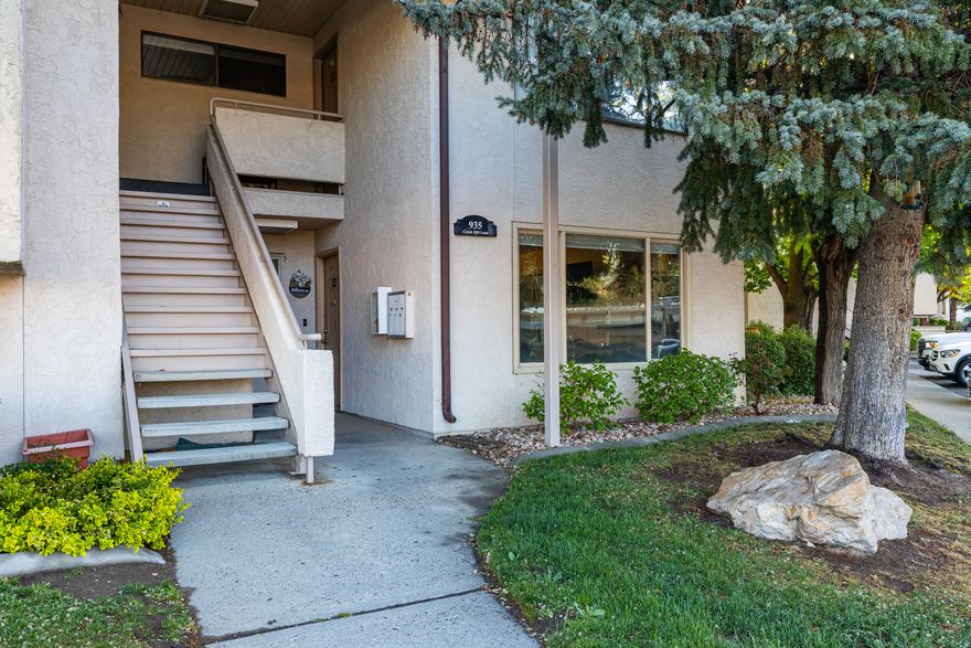 Welcome to 935 CREEKHILL LANE #11. This Awesome Condo has Two Generous Sized Bedrooms, an Open Concept Kitchen and Family Room, a Covered Patio, an Exterior Storage Closet and a NO STEP ENTRY! HOA Amenities Include a Pool, Hot Tub, Clubhouse, Exercise Room and a Tennis Court. Buyer to Verify All Information.