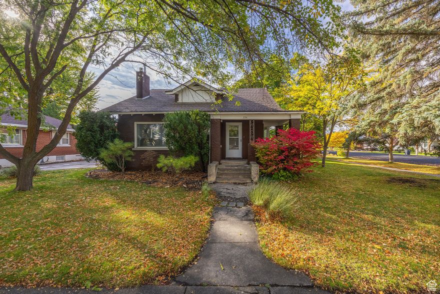 Charming downtown cottage featuring 3 bedrooms and 2 bathrooms. Includes a second kitchen with a separate entrance, perfect for guests or extended family. Situated on a corner lot with plenty of mature shade trees and garden boxes. Single car garage.