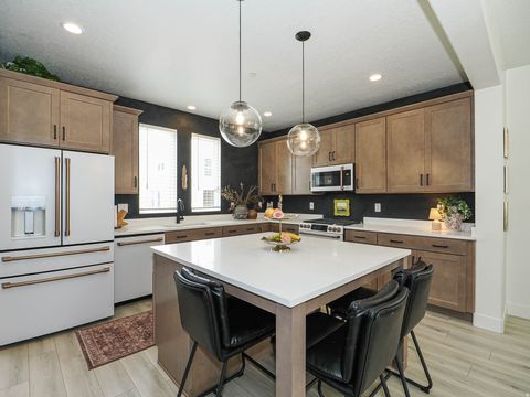 Tiny photo for 571 N 1400 W, Farmington, UT 84025 (MLS # 2137937)