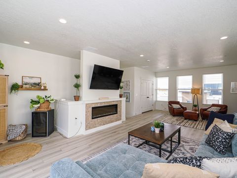 Tiny photo for 571 N 1400 W, Farmington, UT 84025 (MLS # 2137937)