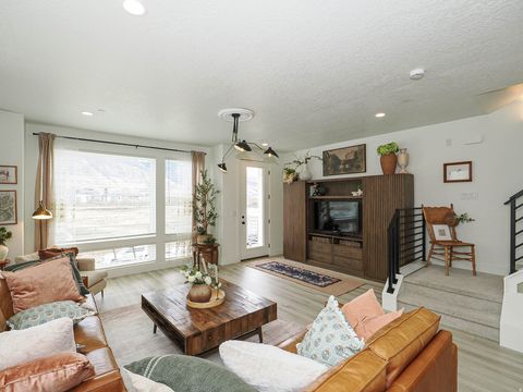 Tiny photo for 571 N 1400 W, Farmington, UT 84025 (MLS # 2137937)