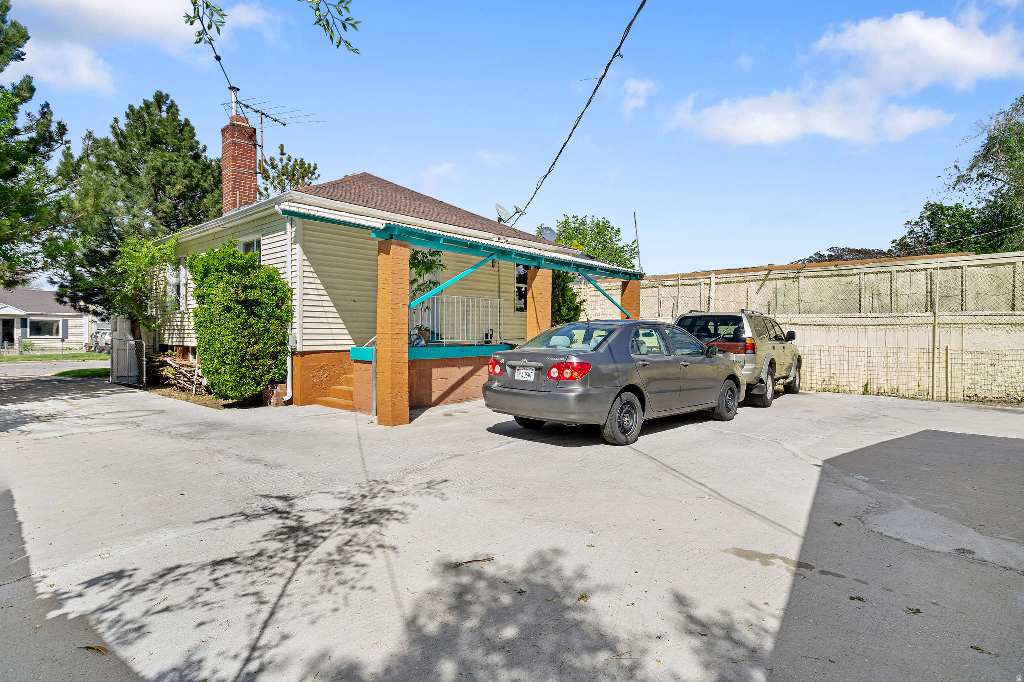 Main image without alt text