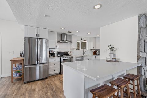 Photo of 2913 S DAVIS BLVD, Bountiful, UT 84010 (MLS # 2124050)