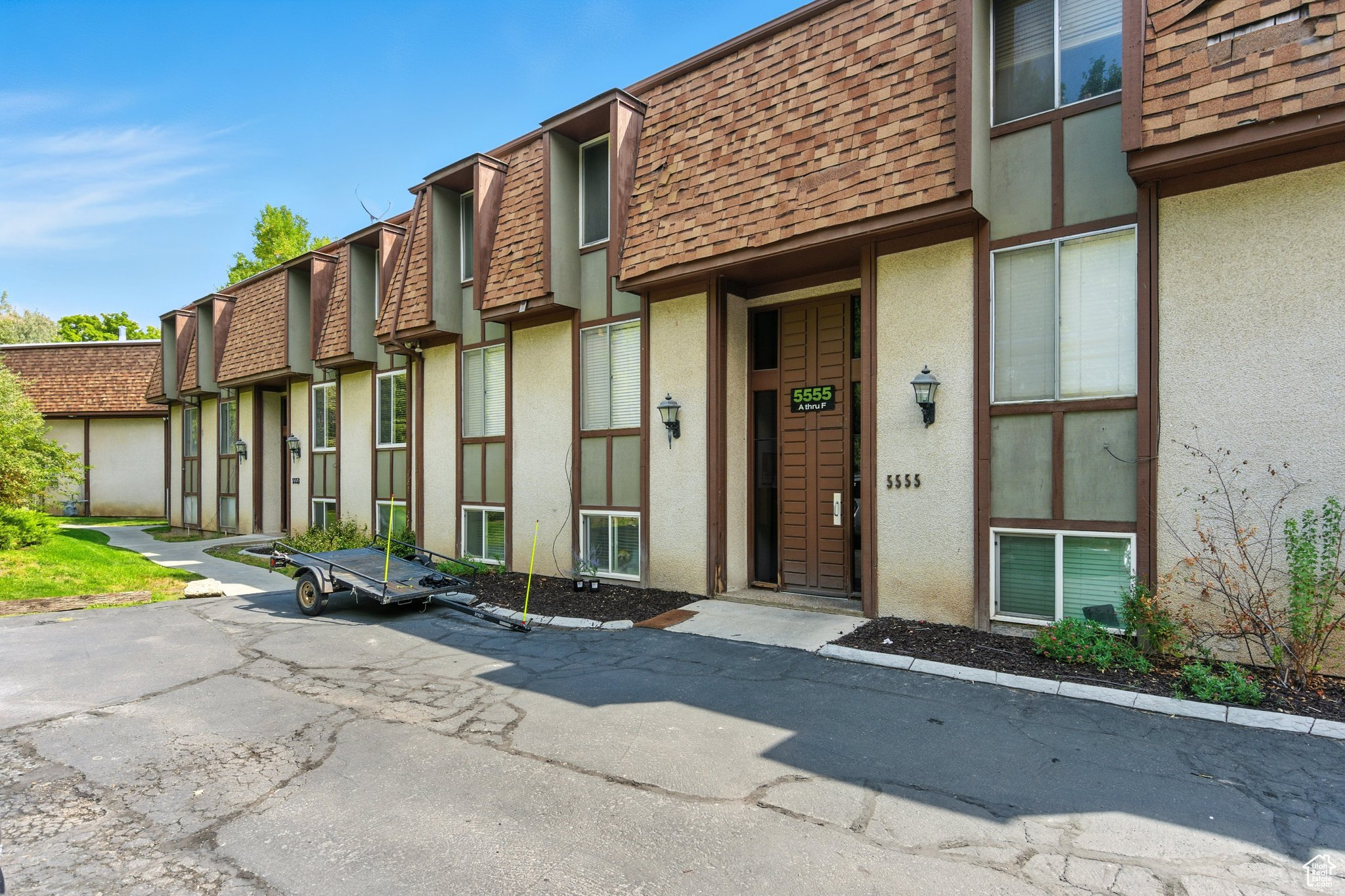 Incredible landscaped Community feels like a private Oasis all for you. This top-level unit features a Trex deck, newer windows, granite countertops, a cozy fireplace with a large mantel piece, a Galley Kitchen, one covered parking spot, and one shared 2-car garage.