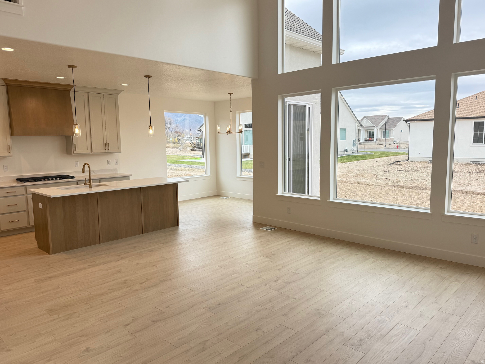 BROAD HOLLOW - Residential