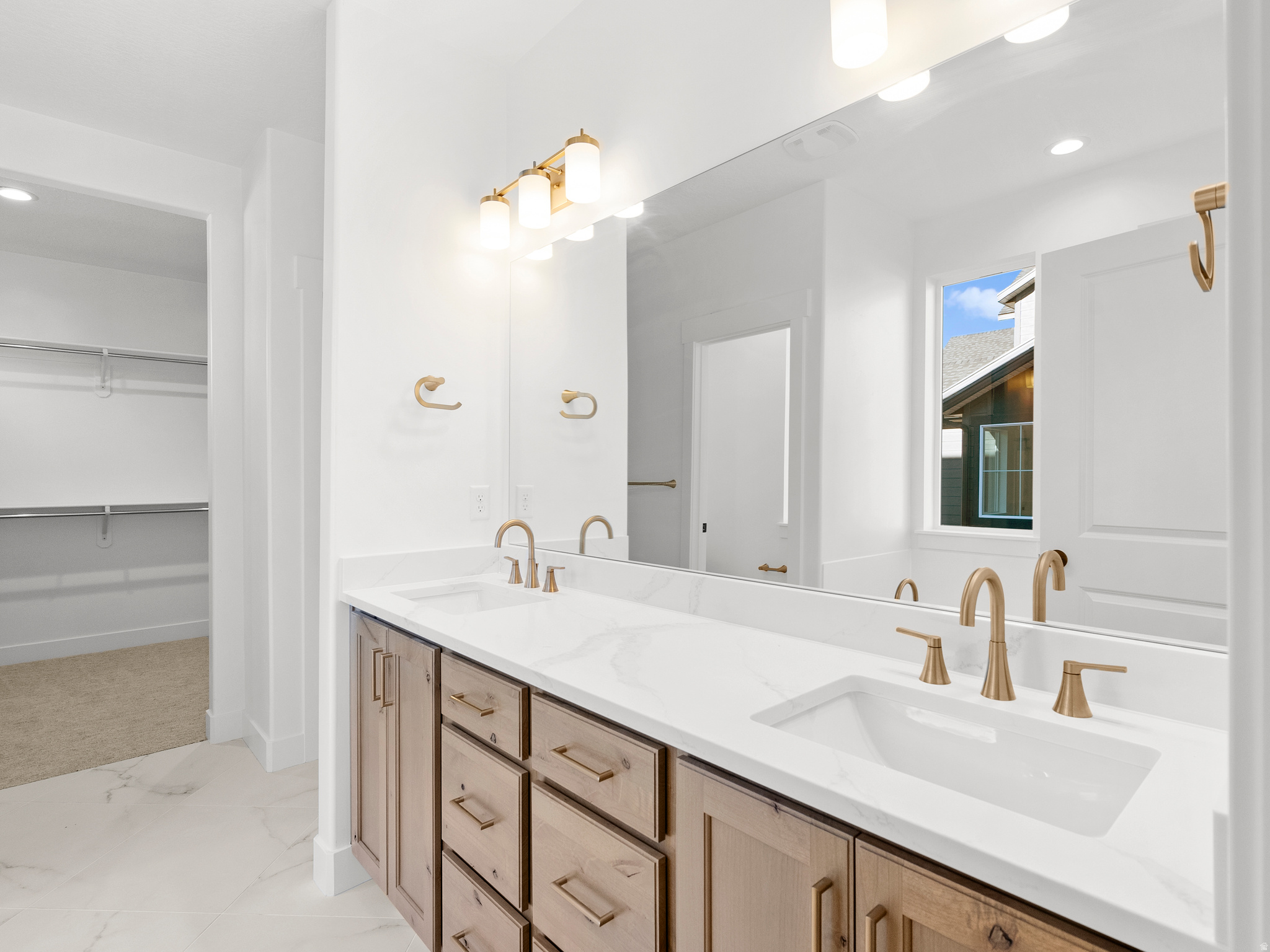 BROAD HOLLOW - Residential