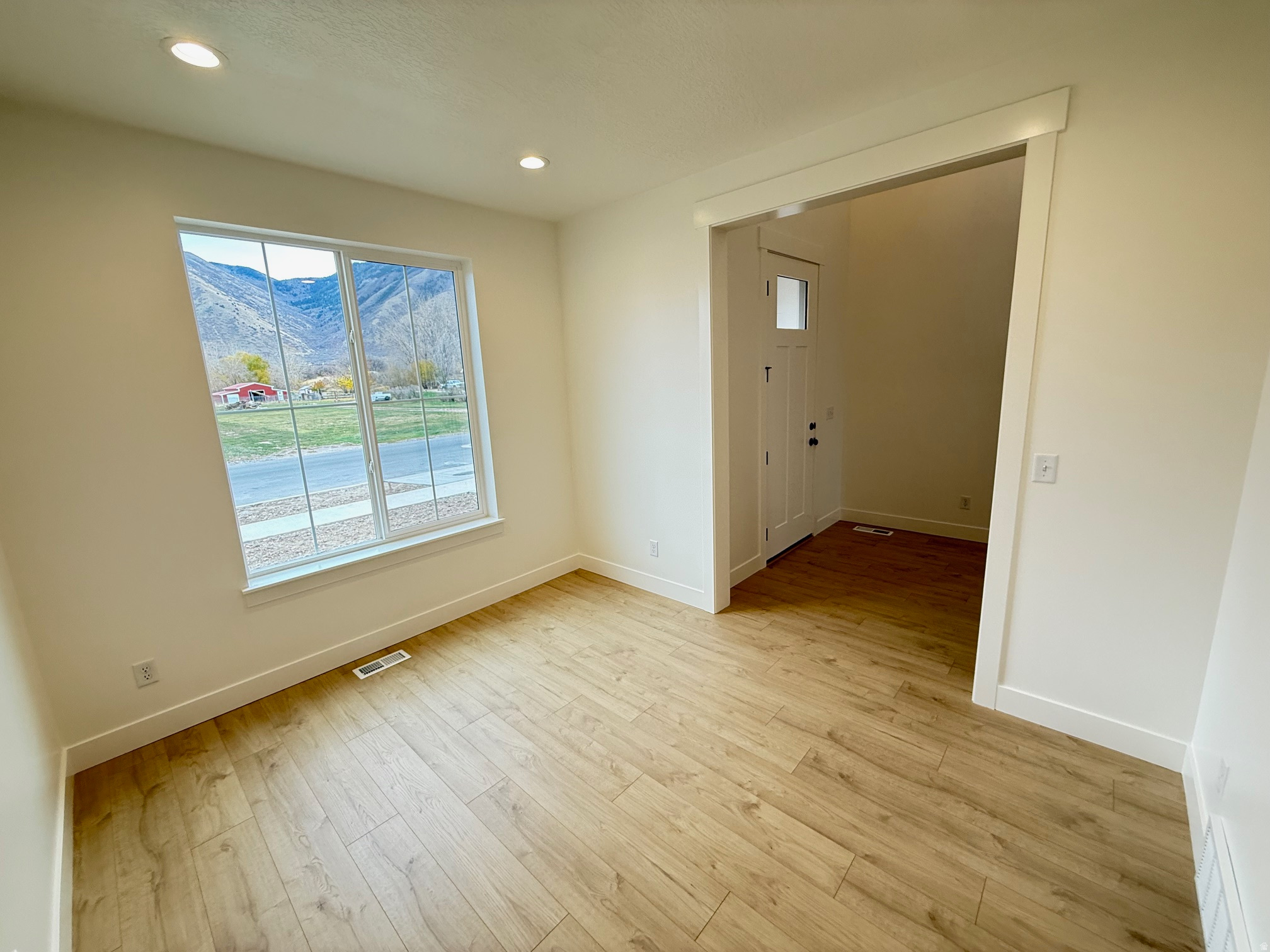 BROAD HOLLOW - Residential