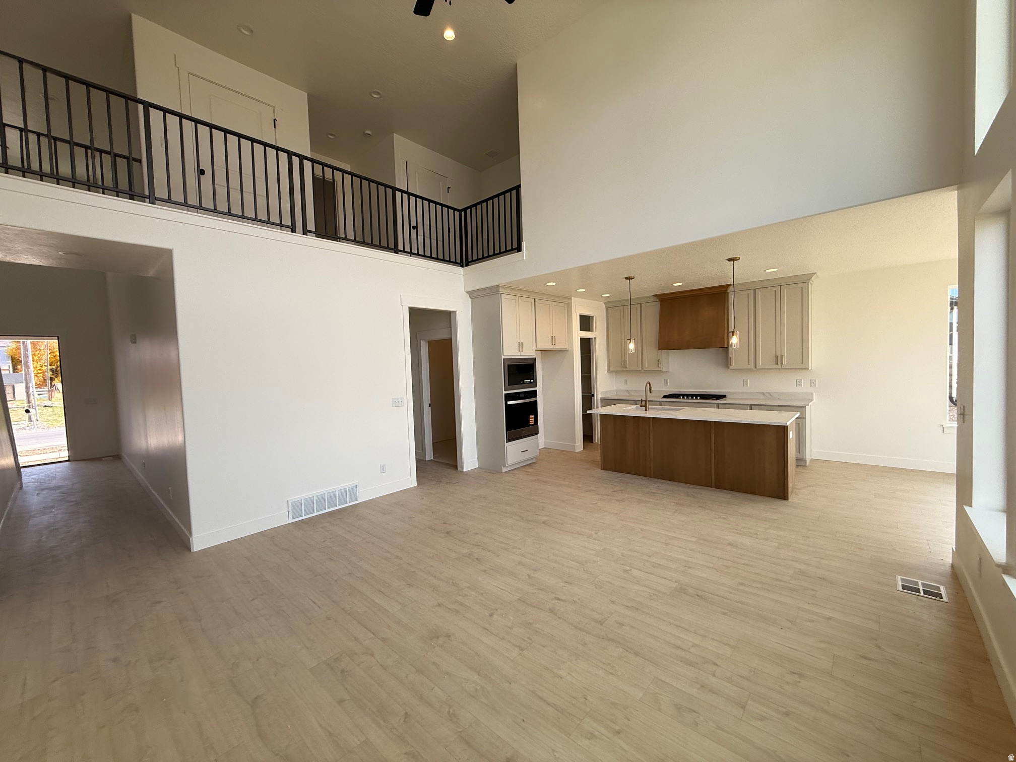 BROAD HOLLOW - Residential