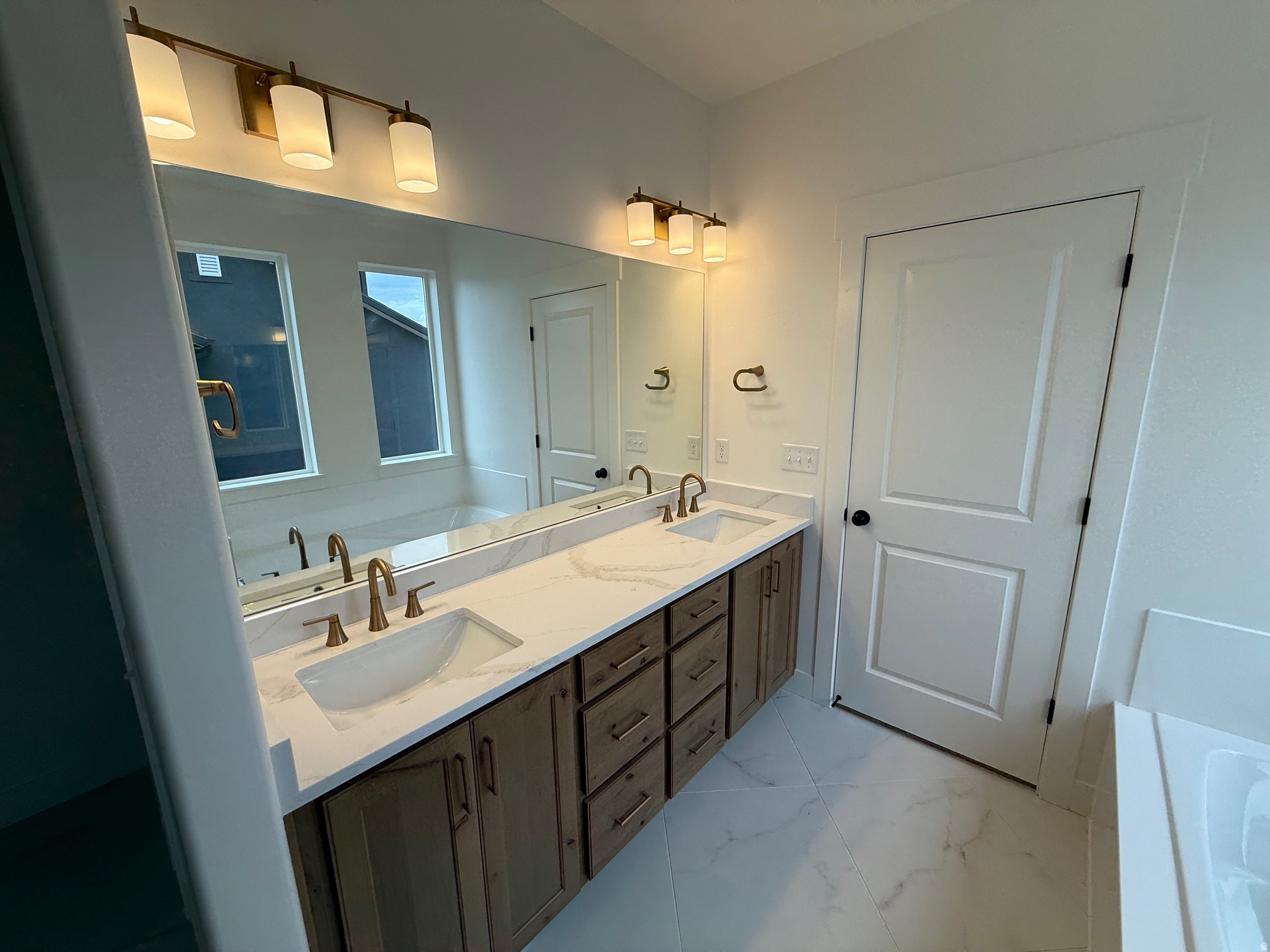 BROAD HOLLOW - Residential