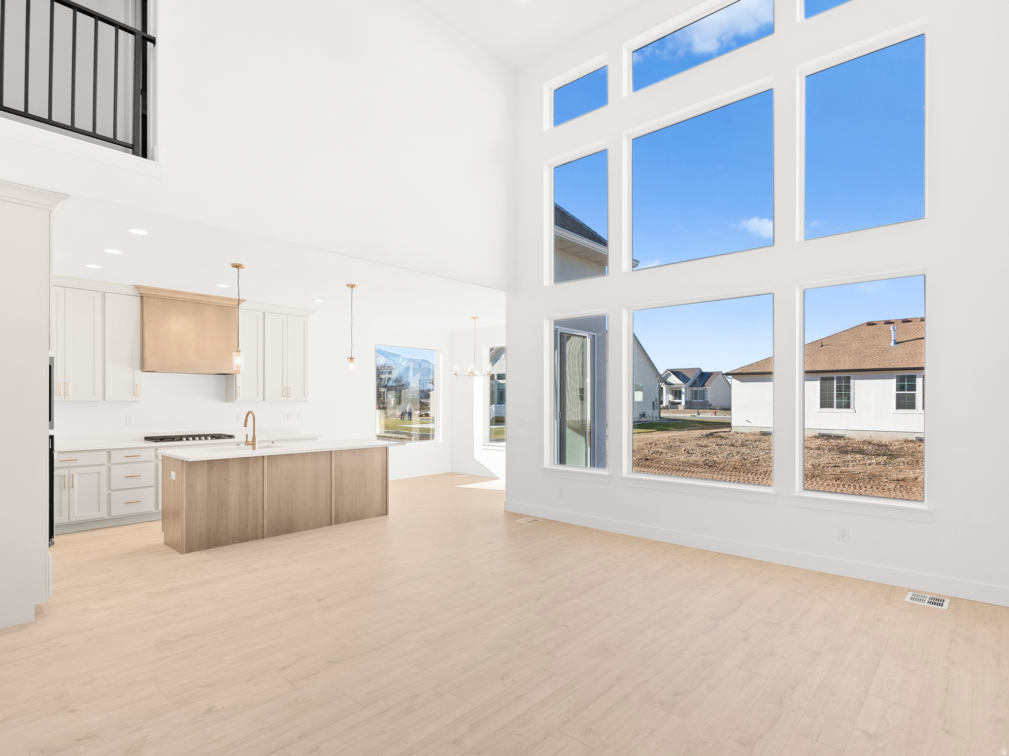 BROAD HOLLOW - Residential