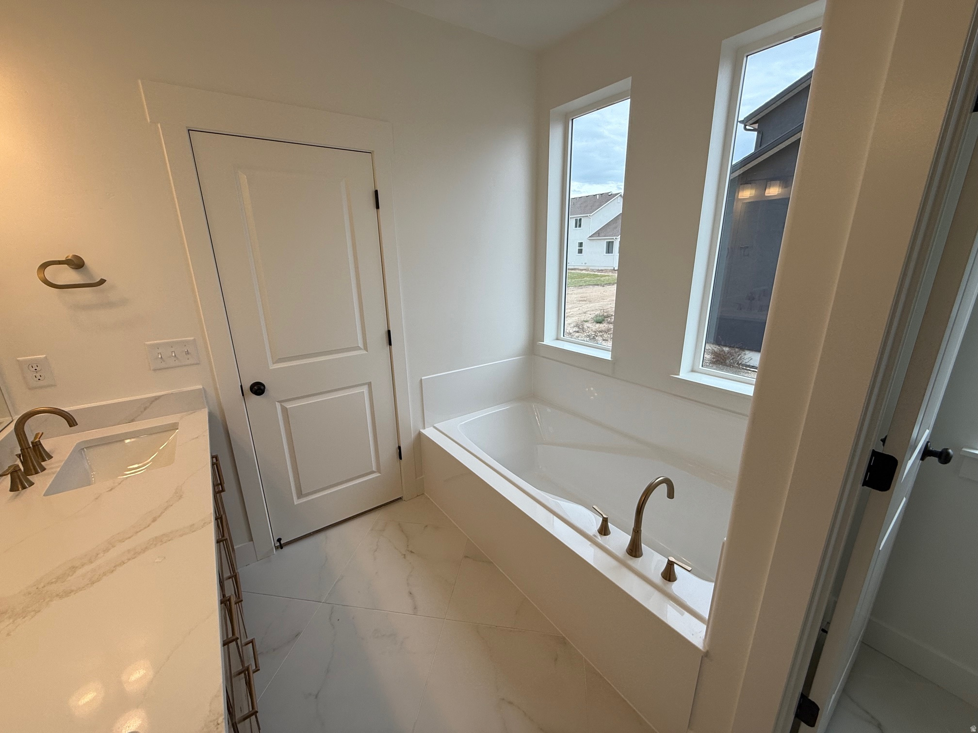 BROAD HOLLOW - Residential