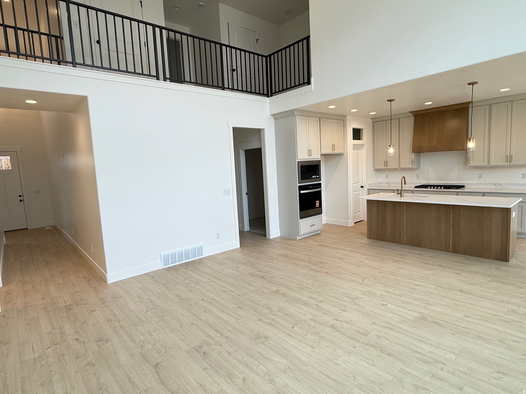 BROAD HOLLOW - Residential