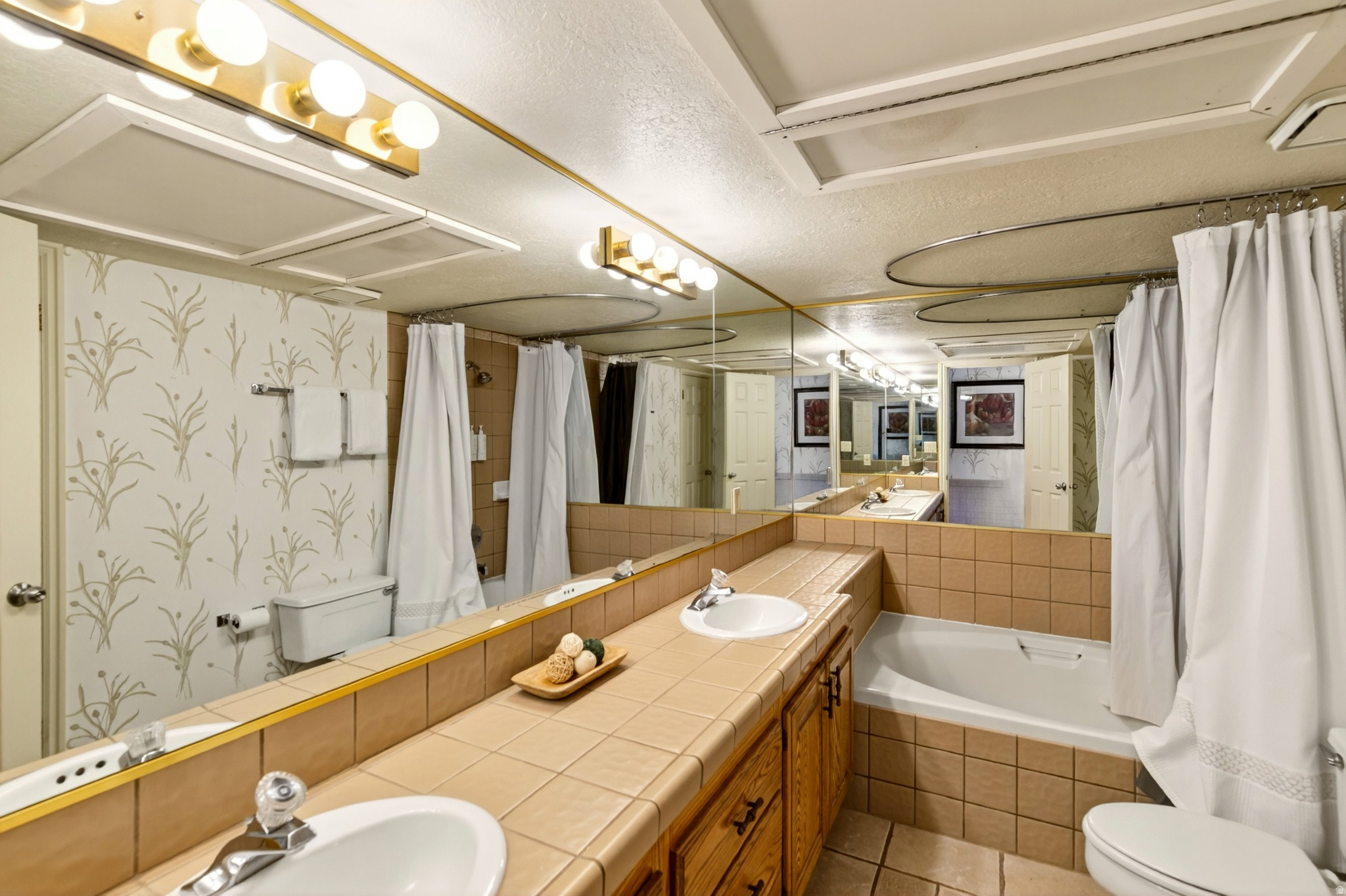 LAS PALMAS RESORT CONDO 1A - Residential