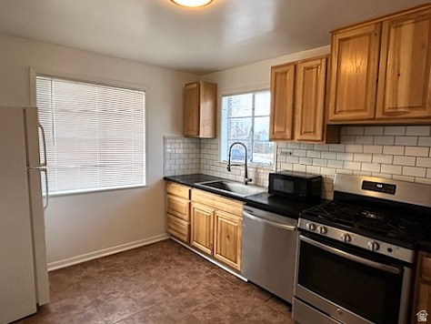 Main image without alt text