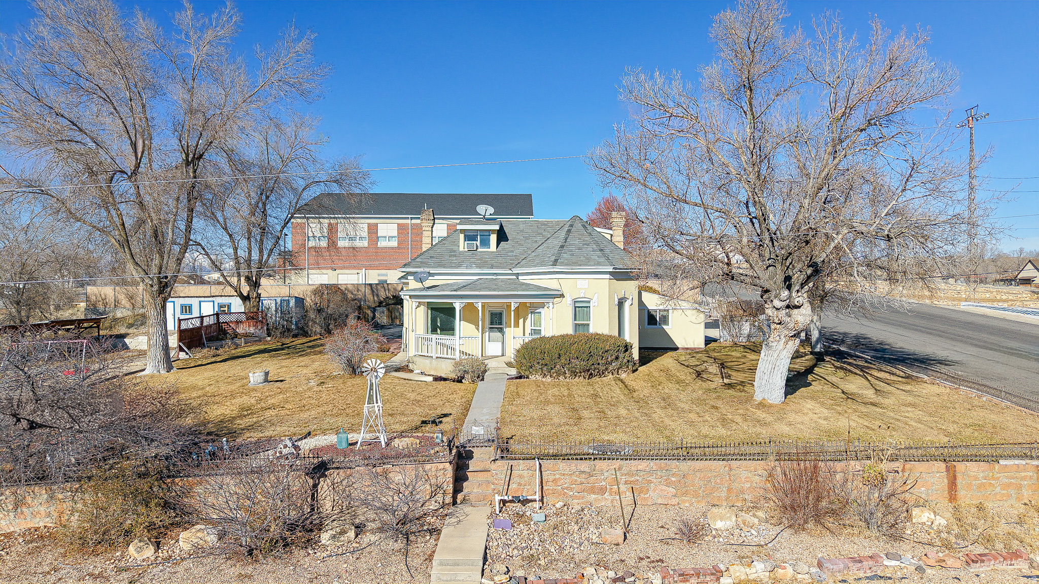 Main image without alt text