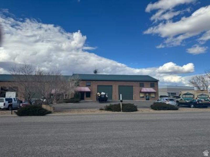 Office warehouse space that is easy to access and has a great flow in the space. Comes with a finished office space 1/2 bathroom and break area. Warehouse is clean with 16 foot ceilings and will compliment any business.