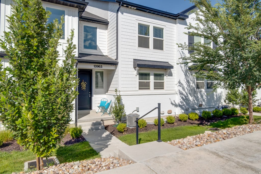 Photo of 13963 S WIDE RIDGE WAY, Herriman, UT 84096 (MLS # 2176049)
