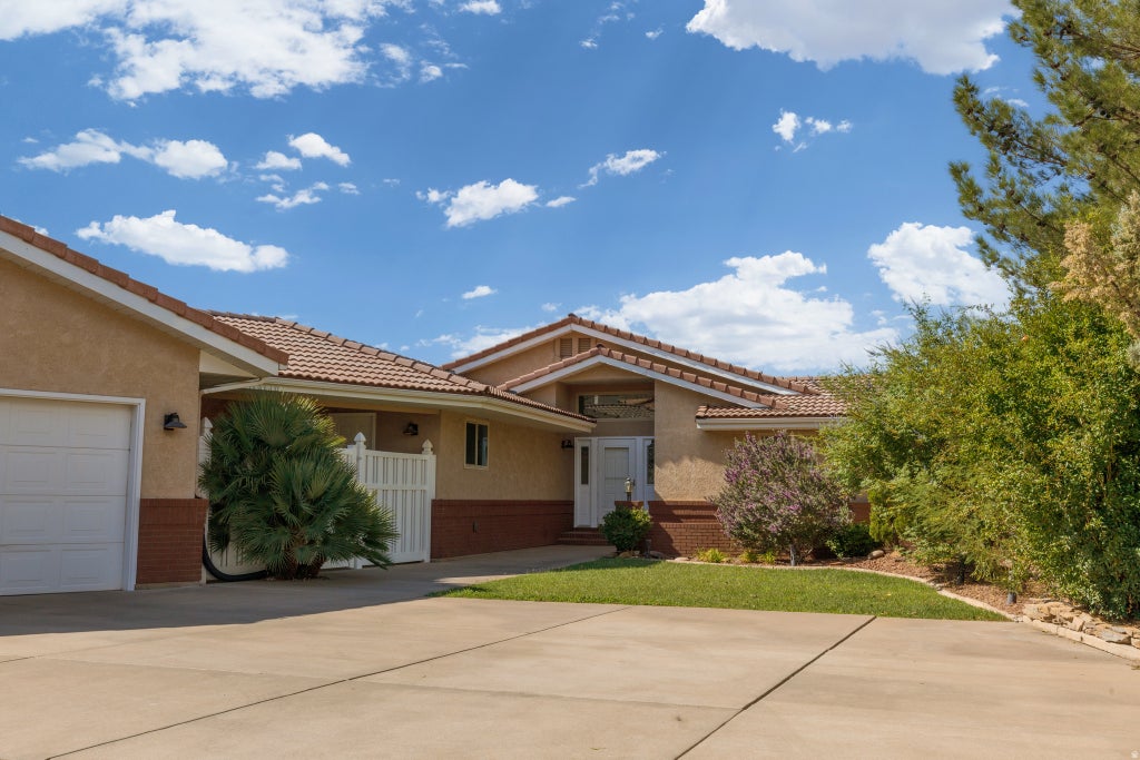 Photo of 2162 S SAN JUAN CIR, Saint George, UT 84790 (MLS # 2181882)