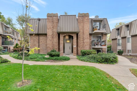 Photo of 4868 S HIGHLAND CIR #2, Holladay, UT 84117 (MLS # 2191203)