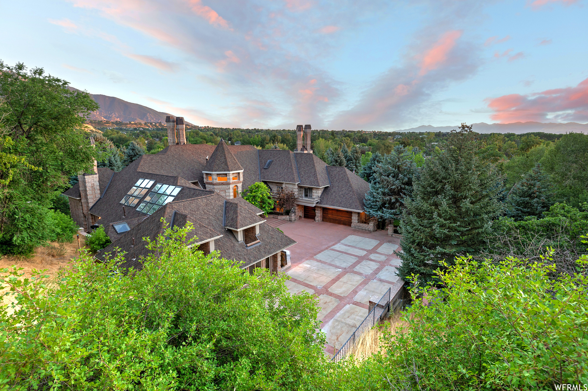 Sandy, Utah 84093, United States, 7 Bedrooms Bedrooms, ,10 BathroomsBathrooms,Residential,Pending,70750