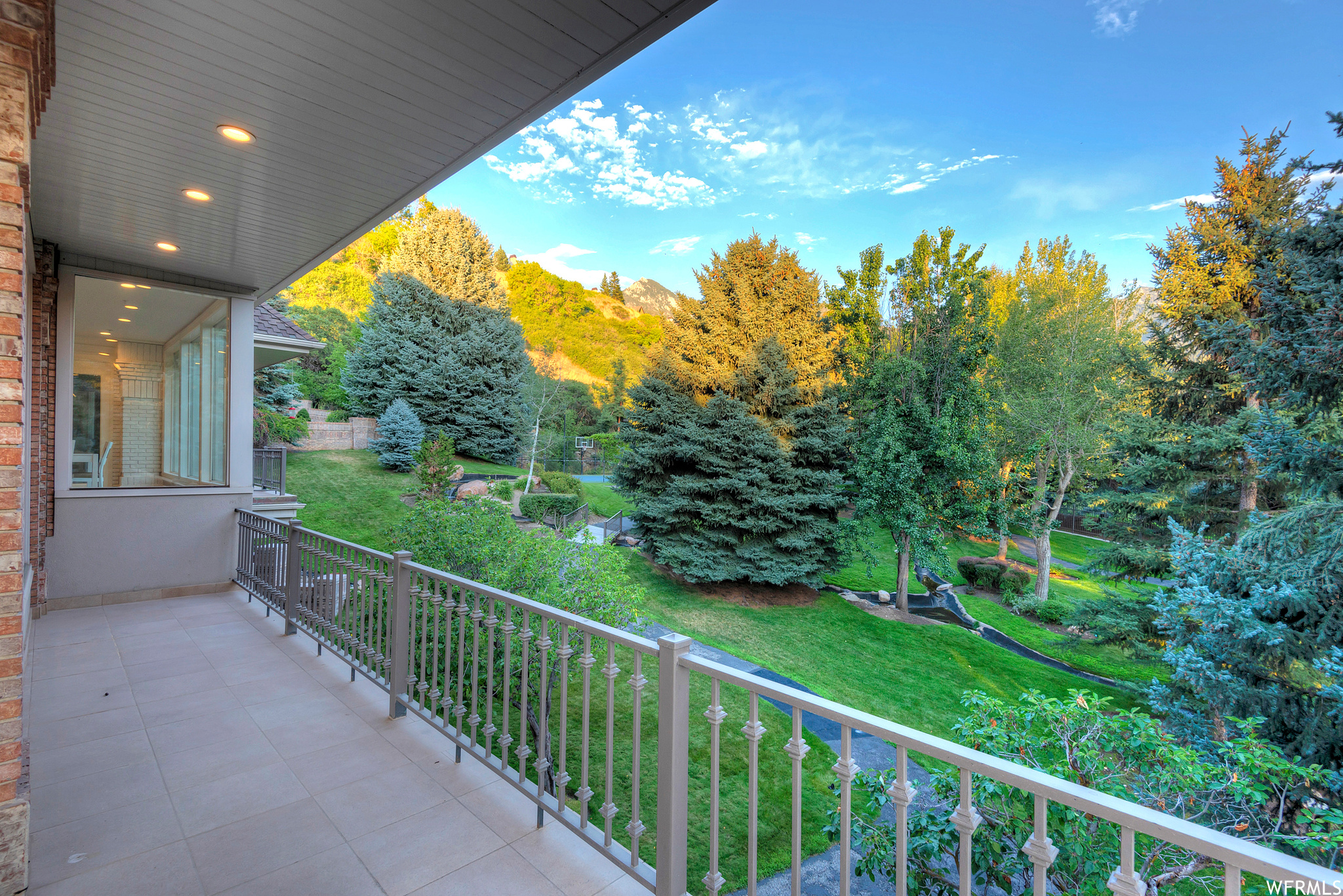 Sandy, Utah 84093, United States, 7 Bedrooms Bedrooms, ,10 BathroomsBathrooms,Residential,Pending,70750