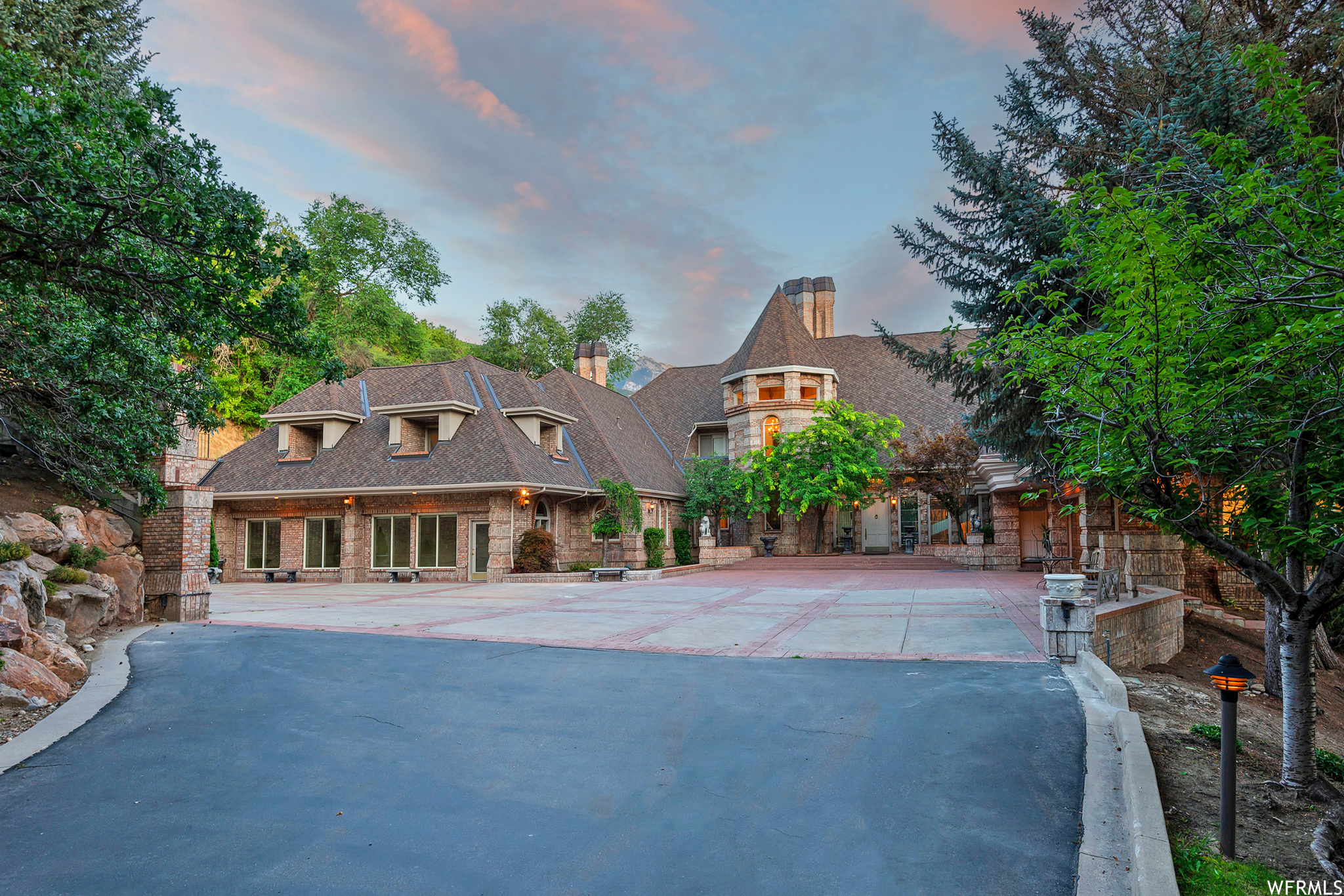 Sandy, Utah 84093, United States, 7 Bedrooms Bedrooms, ,10 BathroomsBathrooms,Residential,Pending,70750