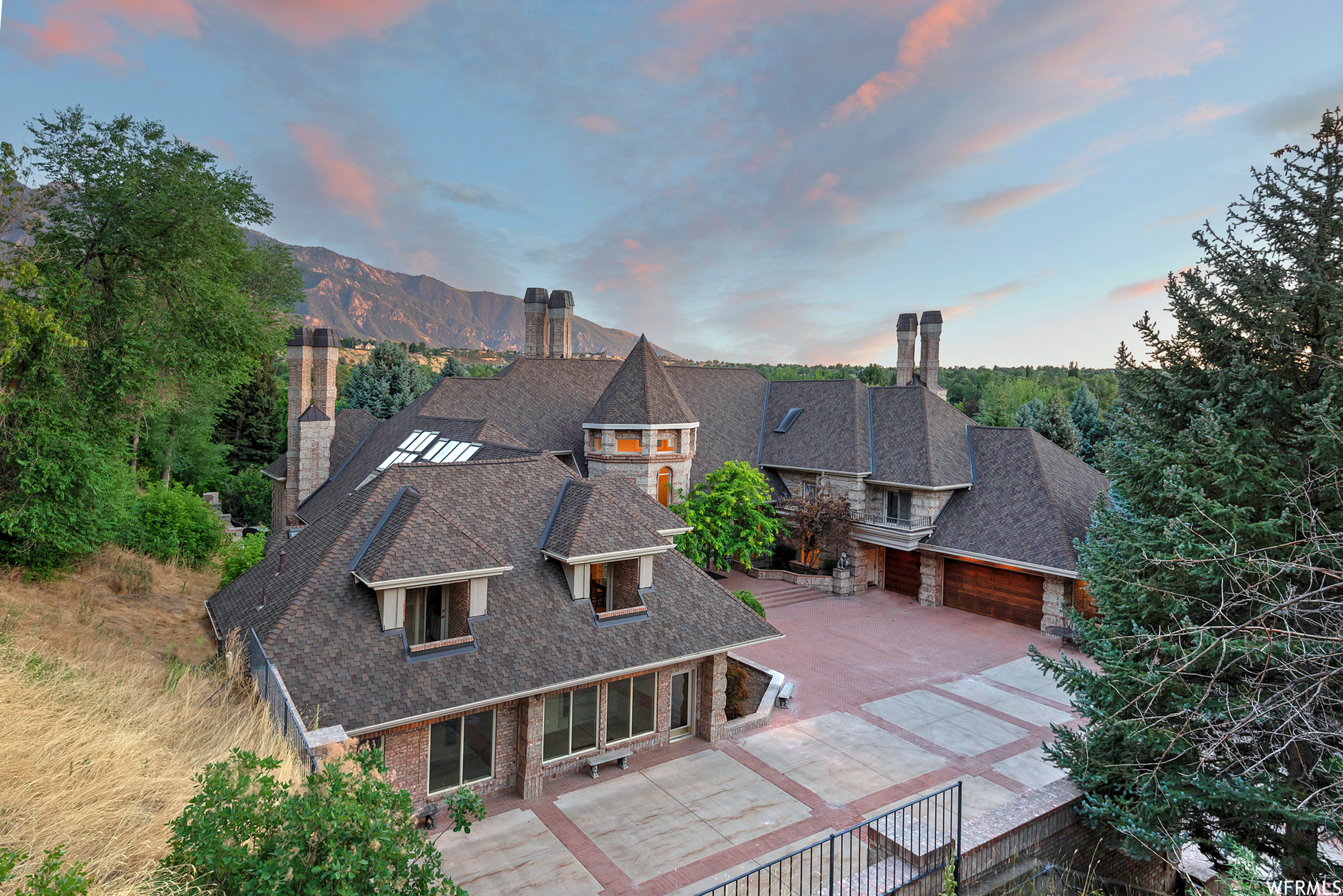 Sandy, Utah 84093, United States, 7 Bedrooms Bedrooms, ,10 BathroomsBathrooms,Residential,Pending,70750