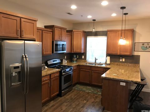Tiny photo for 1008 N SHEPARD CREEK PKWY #5, Farmington, UT 84025 (MLS # 2125295)
