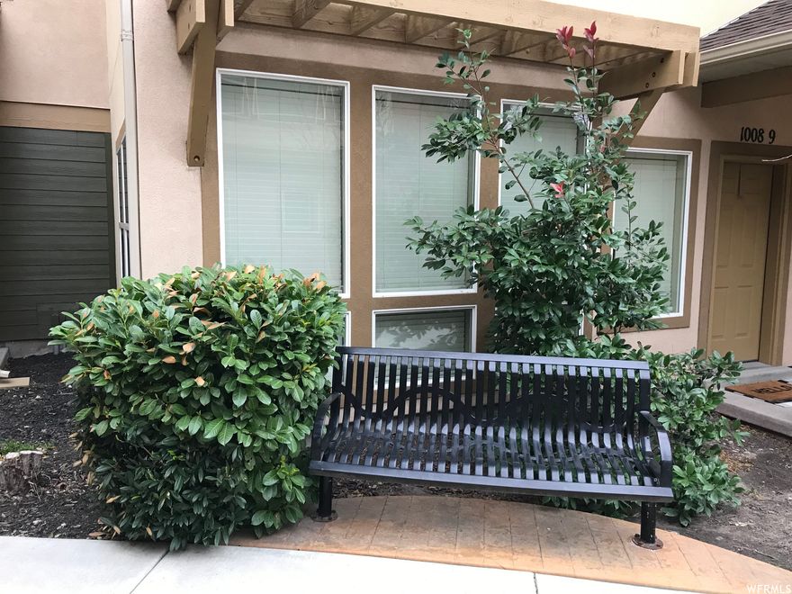 Charming 2 bedroom, 2-1/2 bath townhome in the amazing Farmington Crossing community. Located very close to schools, shopping and freeways. This one includes a newer water heater and AC unit. Must See!!