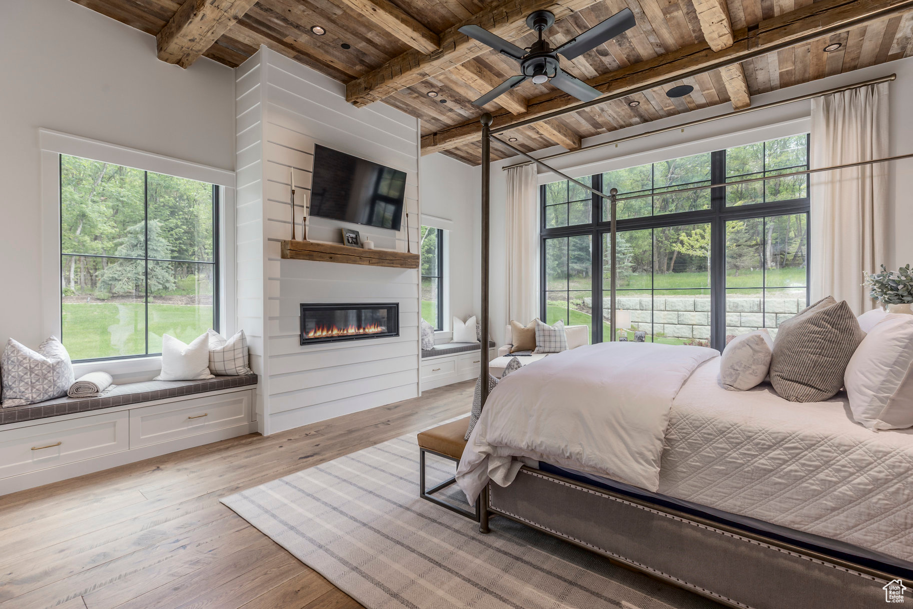 WOODLAND HILLS - Residential