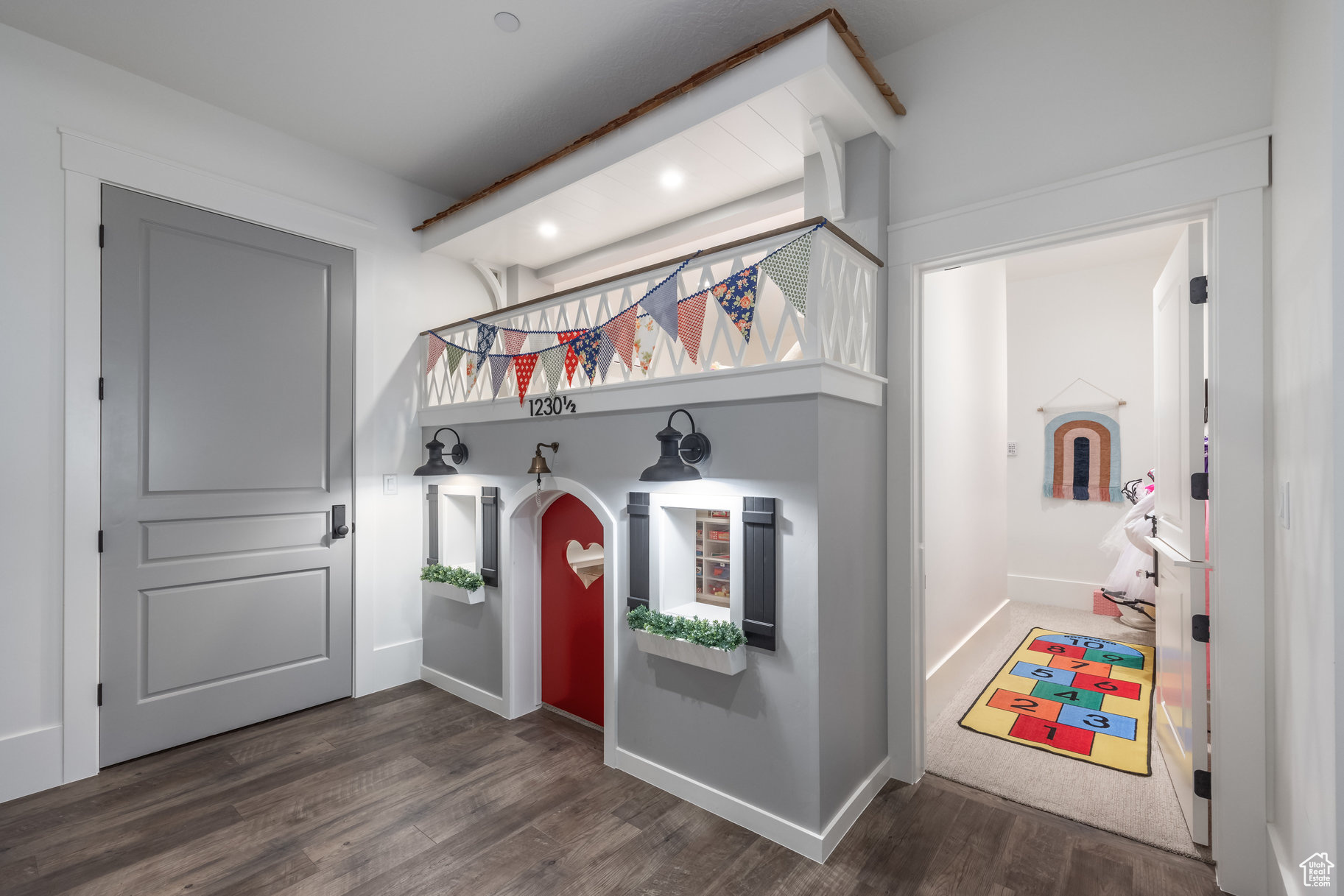 WOODLAND HILLS - Residential