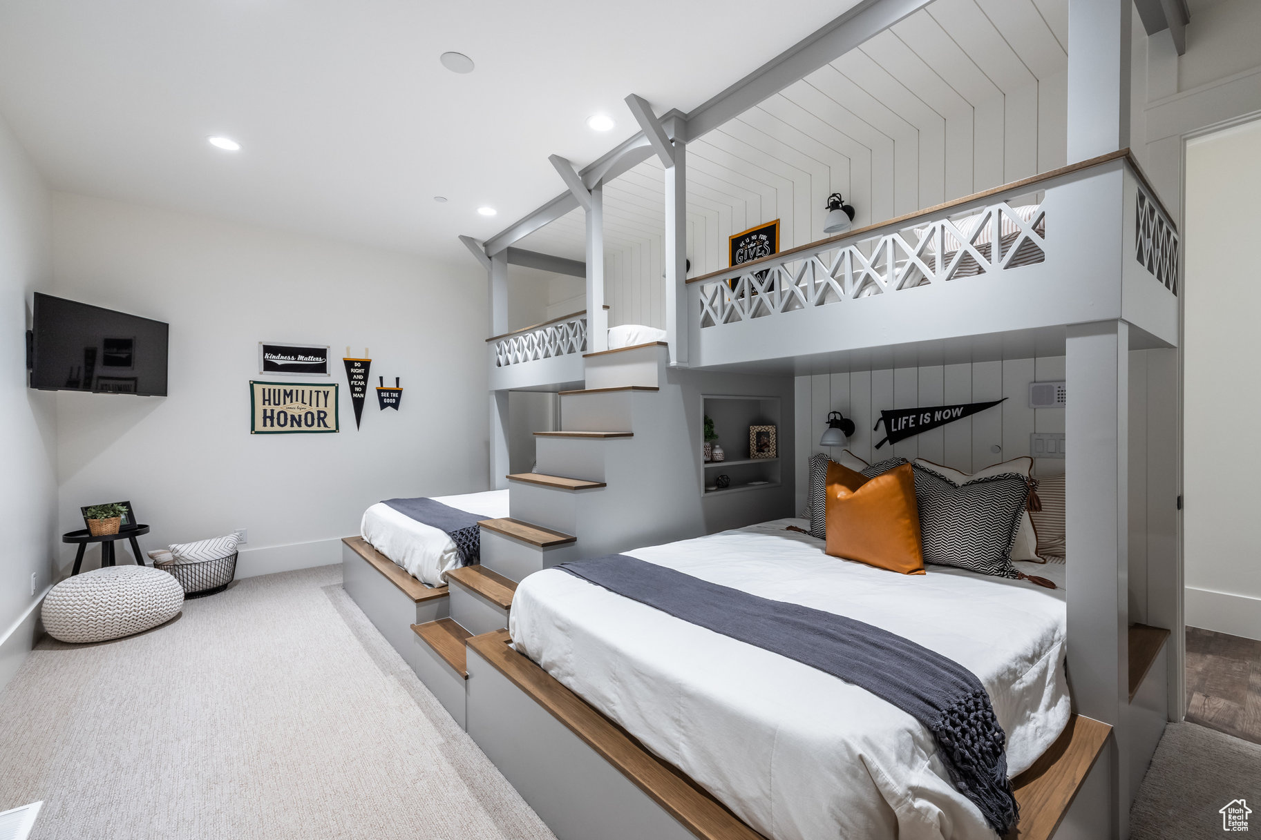 WOODLAND HILLS - Residential