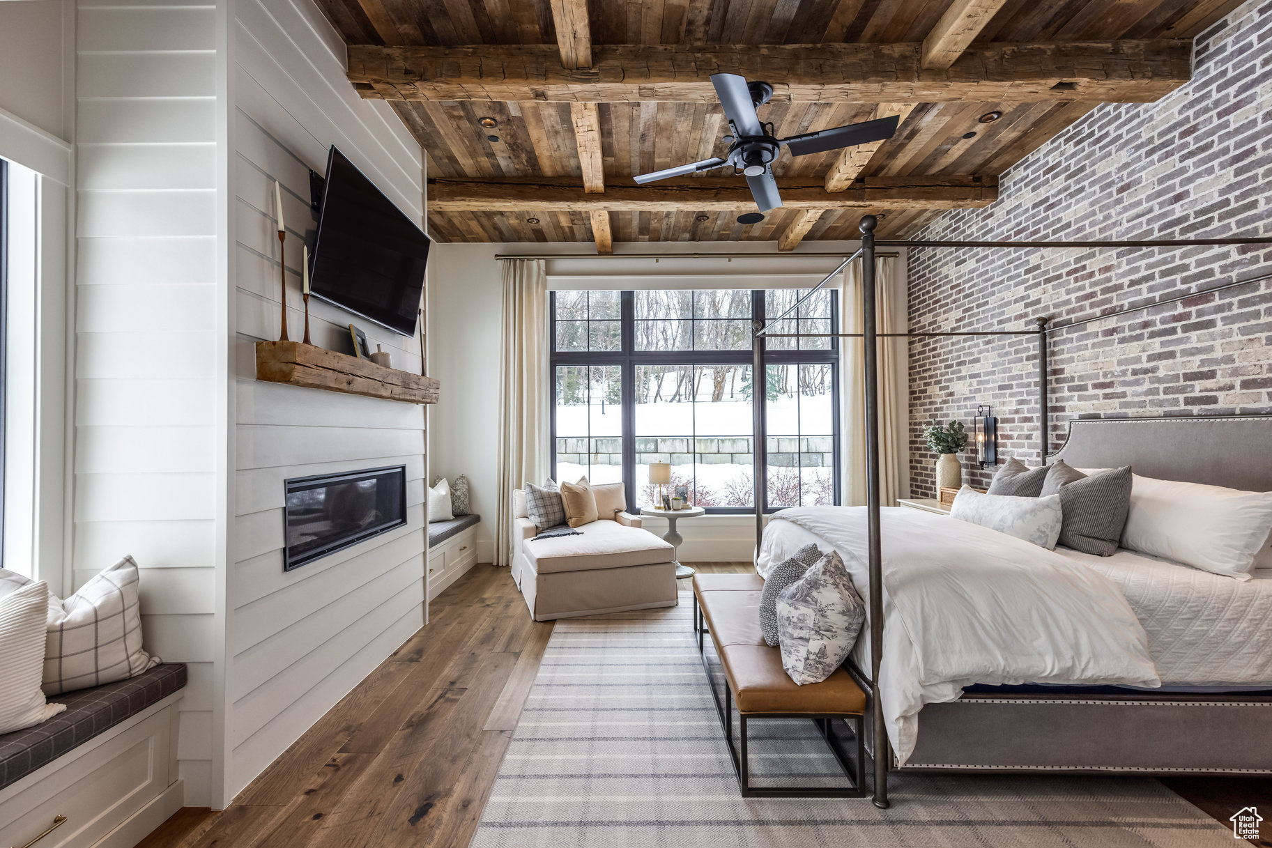 WOODLAND HILLS - Residential