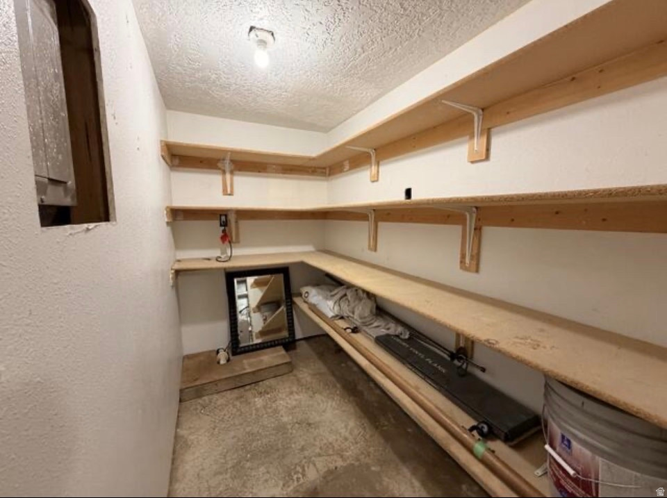 COUNTRY MANOR - Residential