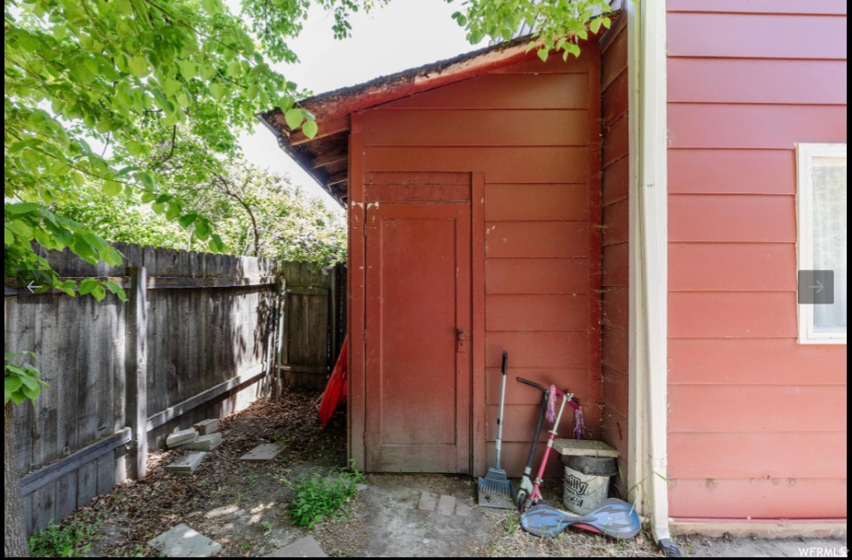 COUNTRY MANOR - Residential