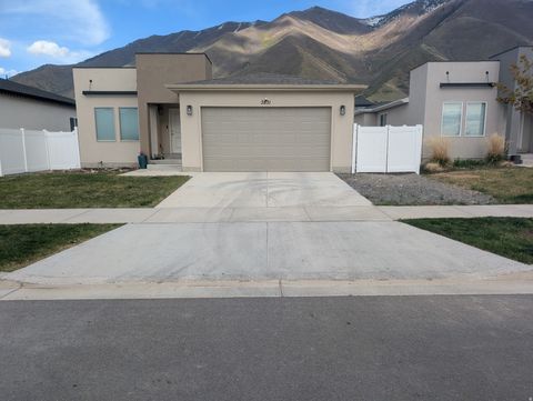 Photo of 3831 S POWDERWOOD LN #111, Mapleton, UT 84664 (MLS # 2161033)