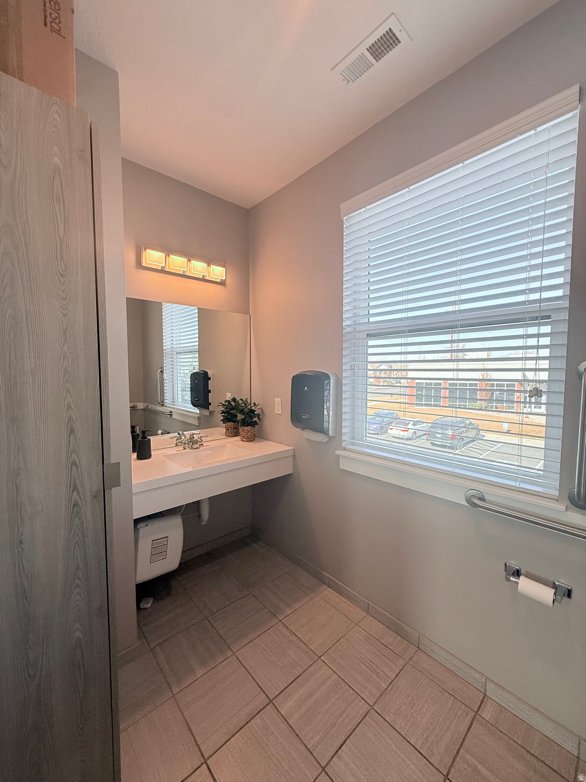 VINE STREET - Commercial Sale